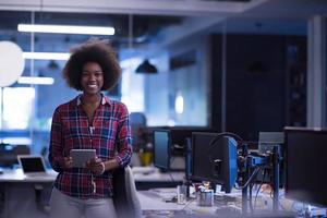 ritratto di una giovane donna afro-americana di successo in un ufficio moderno foto