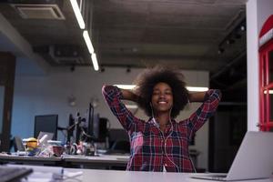 ritratto di una giovane donna afro-americana di successo in un ufficio moderno foto