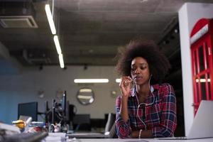 ritratto di una giovane donna afro-americana di successo in un ufficio moderno foto