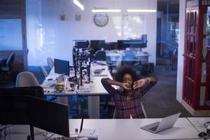 ritratto di una giovane donna afro-americana di successo in un ufficio moderno foto