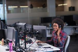 ritratto di una giovane donna afro-americana di successo in un ufficio moderno foto