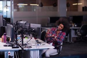 ritratto di una giovane donna afro-americana di successo in un ufficio moderno foto