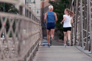 coppia che fa jogging fuori foto