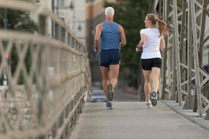 coppia che fa jogging fuori foto