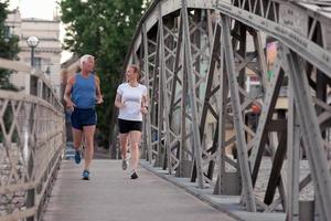 coppia che fa jogging fuori foto