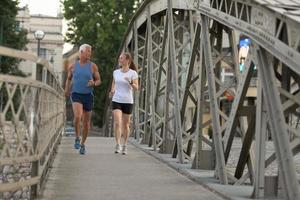 coppia che fa jogging fuori foto