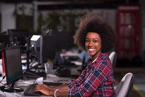 ritratto di una giovane donna afroamericana in un ufficio moderno foto