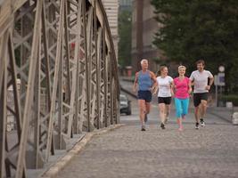 gruppo di persone che fa jogging foto