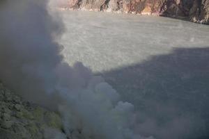 fumi di zolfo dal cratere del vulcano kawah ijen, indonesia foto