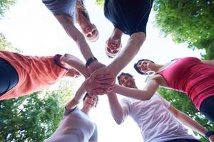 il gruppo di persone che fa jogging si diverte foto