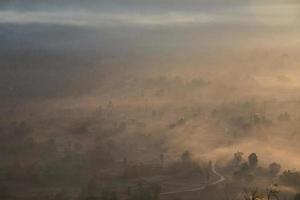 nebbia e nuvole paesaggio di alba valle di montagna foto