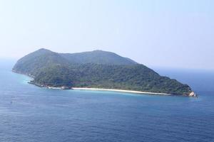 spiaggia in alto angolo di visione, incredibile vista sul mare della famosa destinazione turistica della Thailandia foto