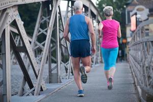 coppia che fa jogging fuori foto