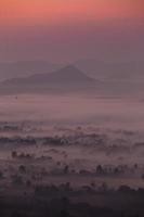 nebbia e nuvole paesaggio di alba valle di montagna foto