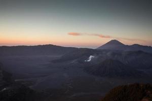 alba al monte bromo vulcano java orientale, indonesia. foto