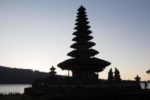 Tempio di pura ulun danu su un lago beratan. bali foto