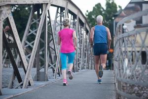 coppia che fa jogging fuori foto