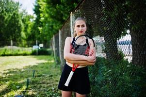 bella donna sportiva tennista con racchetta in costume sportivo. foto