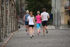 gruppo di persone che fa jogging foto