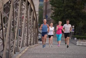 gruppo di persone che fa jogging foto