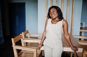 elegante ragazza afroamericana posata al caffè moderno. foto