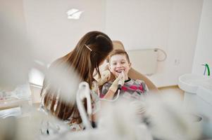 ragazzino alla poltrona del dentista. bambini dentali. foto