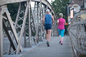 coppia che fa jogging fuori foto