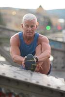 bell'uomo che si estende prima di fare jogging foto