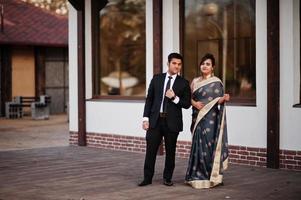 coppia di amici indiani eleganti e alla moda di donna in sari e uomo in completo. foto