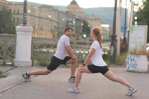 coppia in fase di riscaldamento prima di fare jogging foto