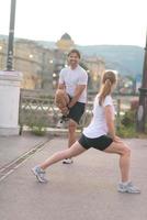 coppia in fase di riscaldamento prima di fare jogging foto