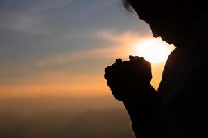 giovane donna religiosa che prega Dio al mattino, spiritualità e religione, concetti religiosi foto