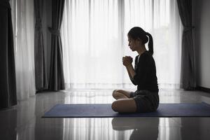 giovane donna religiosa che prega Dio al mattino, spiritualità e religione, concetti religiosi foto