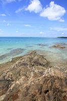 bellissimo paesaggio marino. isola di koh samet in tailandia foto