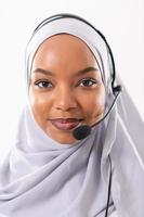 donna d'affari rappresentante del cliente africano con auricolare telefonico foto