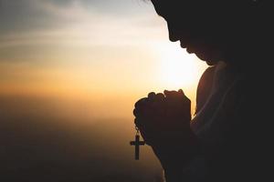 giovane donna religiosa che prega Dio al mattino, spiritualità e religione, concetti religiosi foto