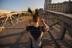 ritratto di un uomo da jogging al mattino soleggiato foto