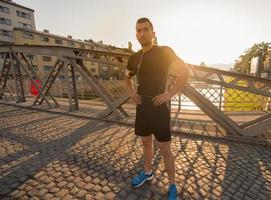 ritratto di un uomo da jogging al mattino soleggiato foto