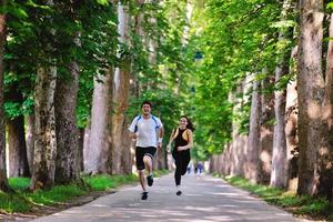 giovane coppia che fa jogging foto