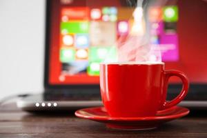 laptop e una tazza di caffè
