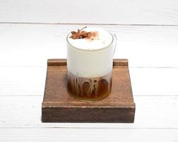 caffè latte con panna foto