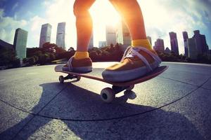 skateboarder skateboard presso sunrise city foto