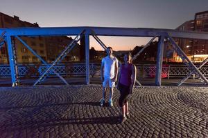coppia che fa jogging attraverso il ponte della città foto