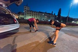 coppia in fase di riscaldamento e stretching foto