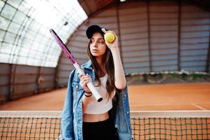 giovane ragazza sportiva con racchetta da tennis sul campo da tennis. foto