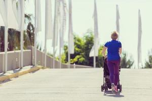 mamma con passeggino che fa jogging foto