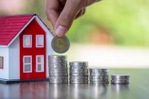 monete denaro impostazione crescita aumento per casa modello per il concetto di finanziamento di mutui ipotecari e affari di mutuo per la casa, innovazione, crescita e denaro. foto