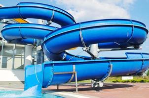 divertimento con acquascivolo sulla piscina all'aperto foto