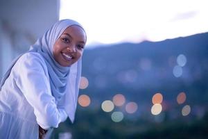 donna musulmana moderna africana nella notte al balcone foto