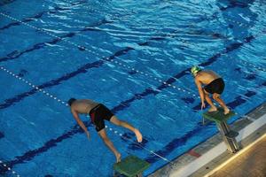 giovane nuotatore all'inizio del nuoto foto